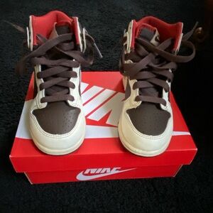 Nike Kids Sneakers in Brown and Cream